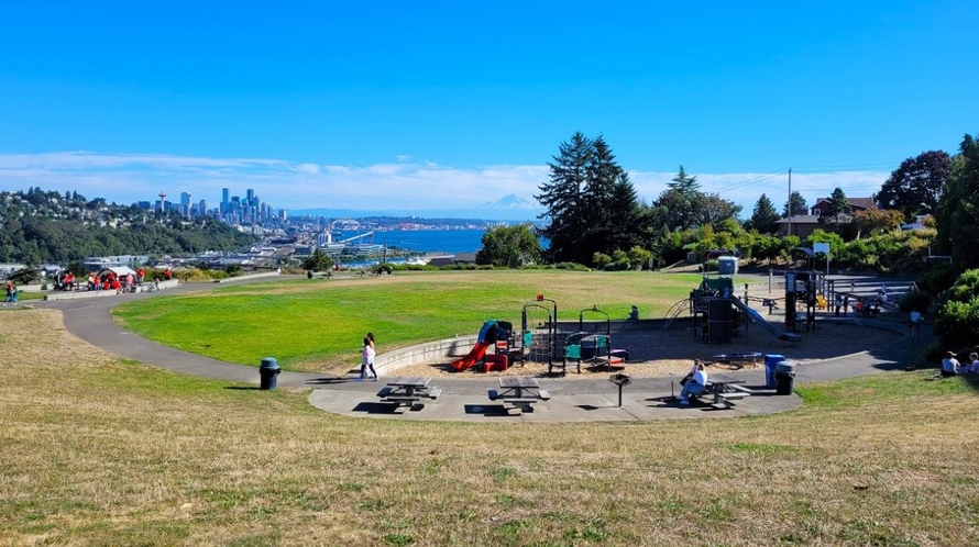 Park with a beautiful view of the Seattle  skyline and sunny skies
