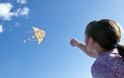Girl-looking-up-at-kite-where-to-fly-kites-seattle-area-puget-sound-how-to-get-started