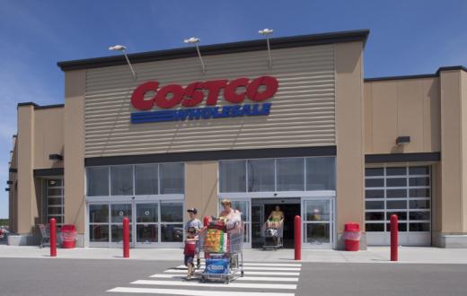 Family-shopping-in-Costco