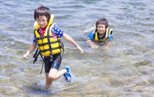 kids-wearing-life-jackets-in-lake